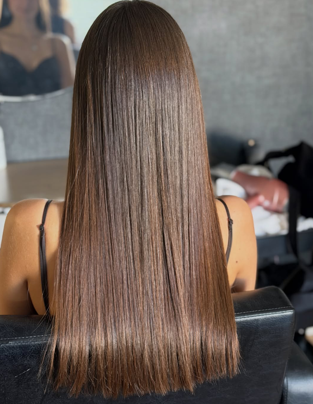 Cabelo castanho longo e alinhado após o atendimento