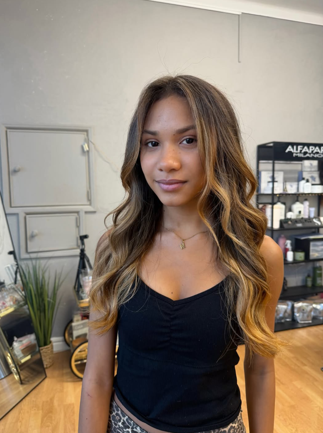 Cabelo longo iluminado com ondas suaves