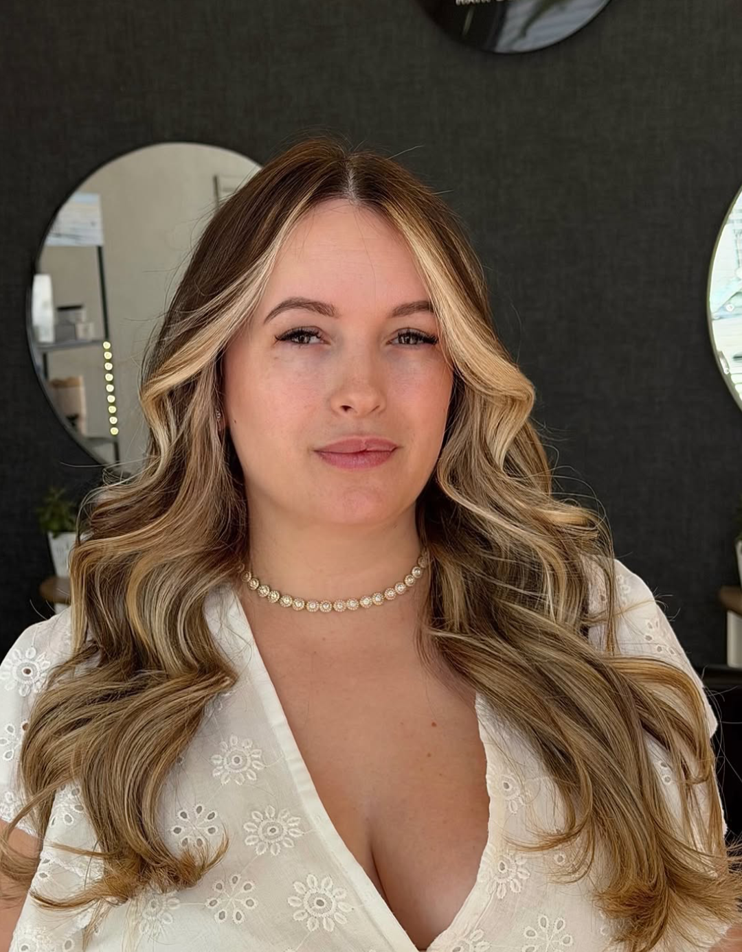 Cabelo loiro iluminado com ondas finalizadas