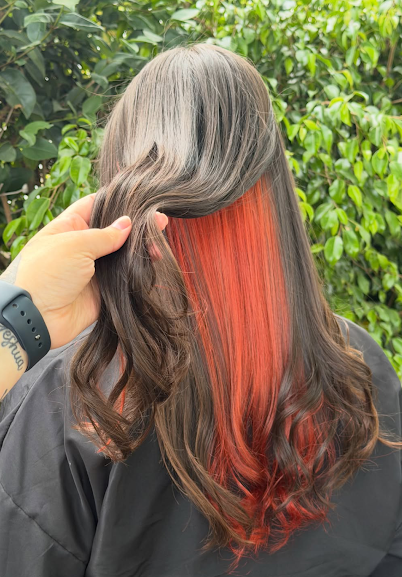Cabelo longo ondulado com coloração vermelha