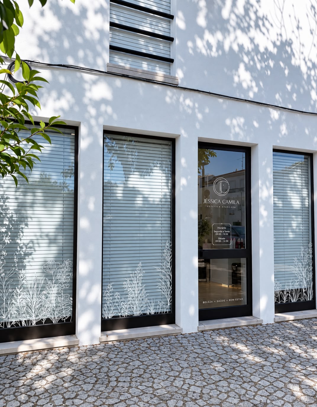 Fachada do Studio Jessica Camila em Évora, com vitrines e jardineiras