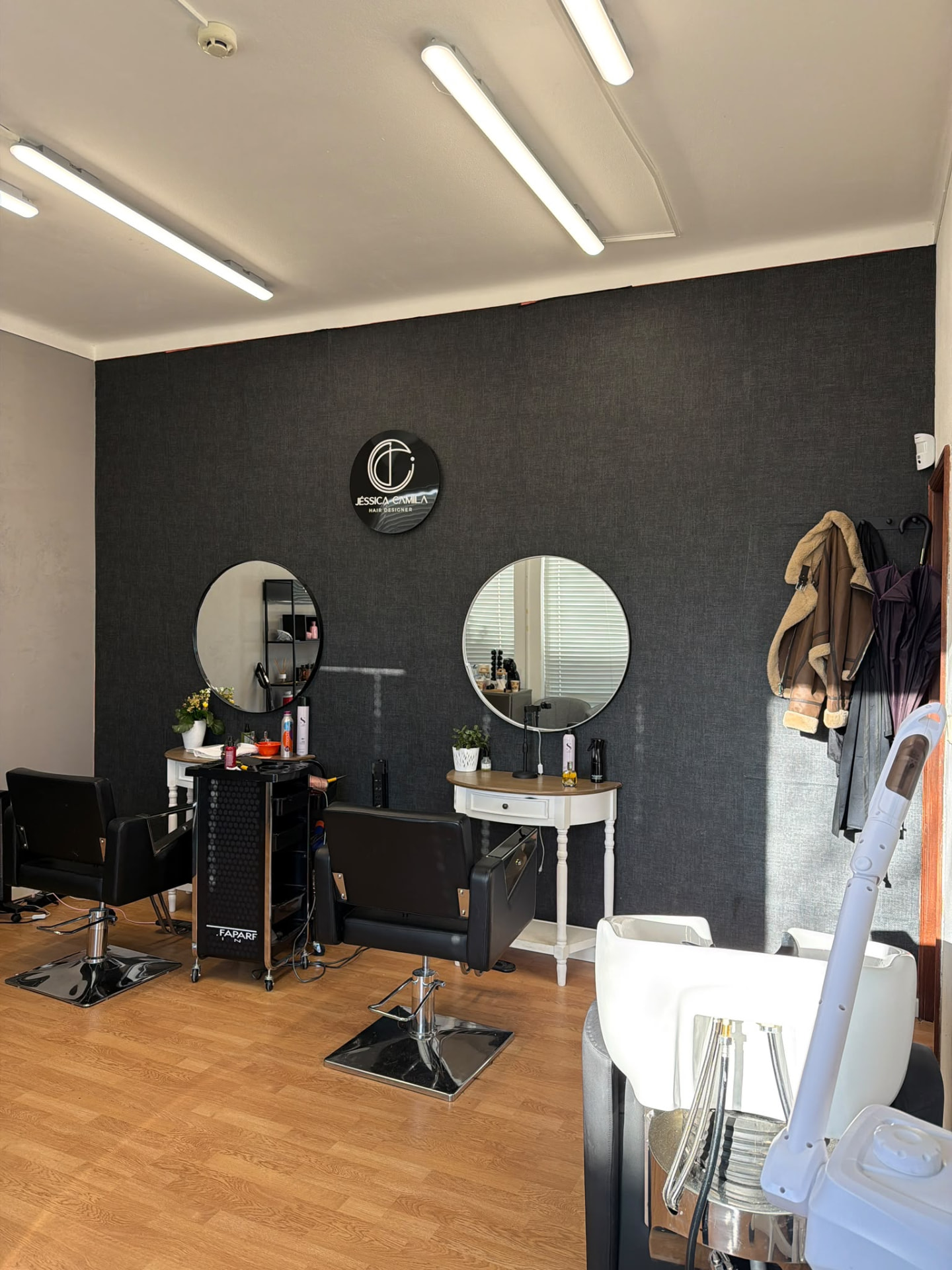 Interior do Studio Jessica Camila com espelhos e cadeiras de atendimento
